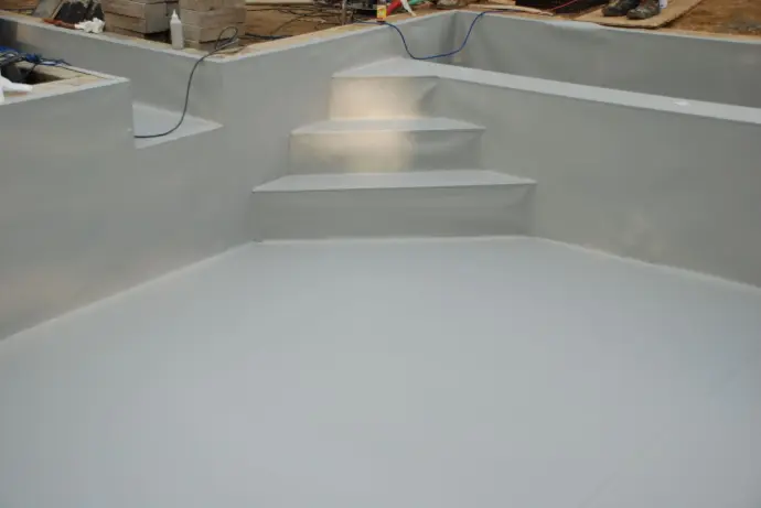 Piscine en cours de rénovation avec nouvel escalier intégré – création d’accès confortable au bassin