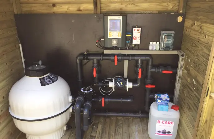 Local technique de piscine modernisé avec système de filtration et pompe – optimisation de la performance