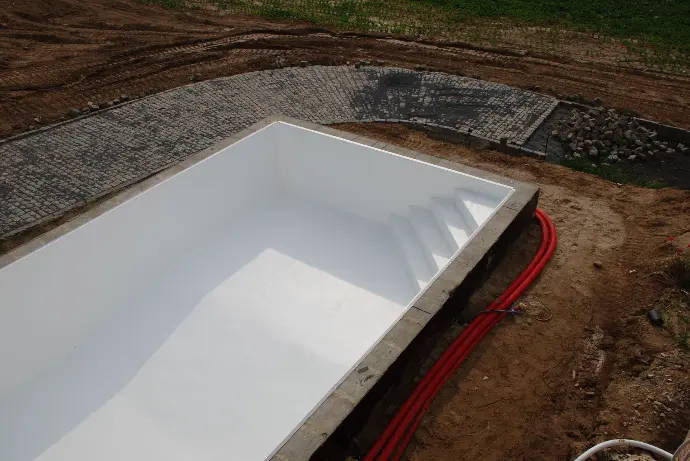 Bassin de piscine en rénovation avec remplacement du revêtement – liner blanc posé sur structure béton