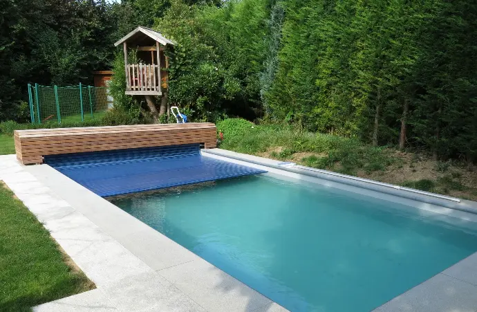 Piscine équipée d’un volet de sécurité immergé – solution de sécurité et maintien de la température de l’eau