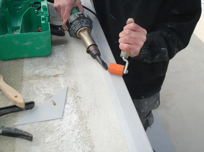 Spécialiste travaillant sur la rénovation d’une piscine.