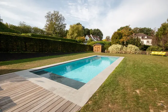 Piscine design dans un grand jardin arboré — Le Petit Baigneur