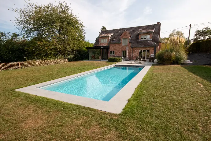 Piscine moderne devant maison traditionnelle — Le Petit Baigneur