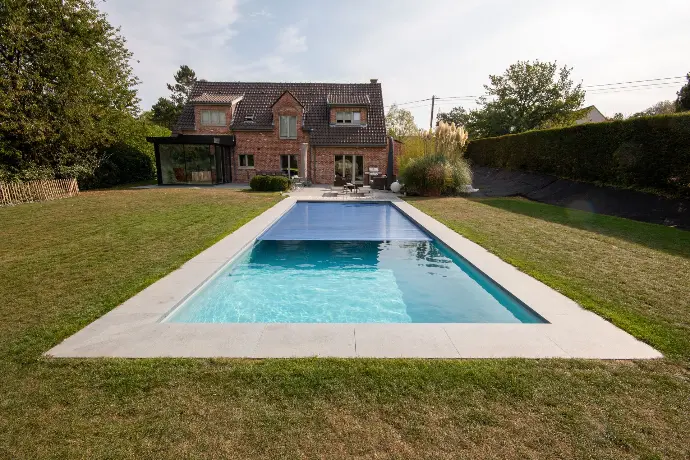 Piscine moderne devant maison traditionnelle — Le Petit Baigneur