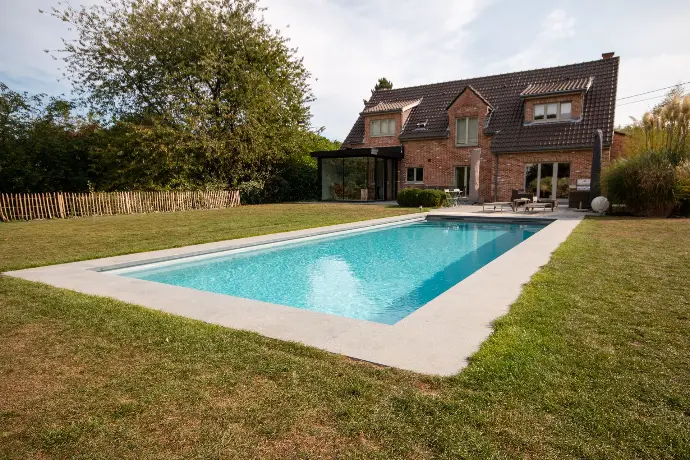 Piscine moderne rectangulaire avec margelles en bois clair — Le Petit Baigneur