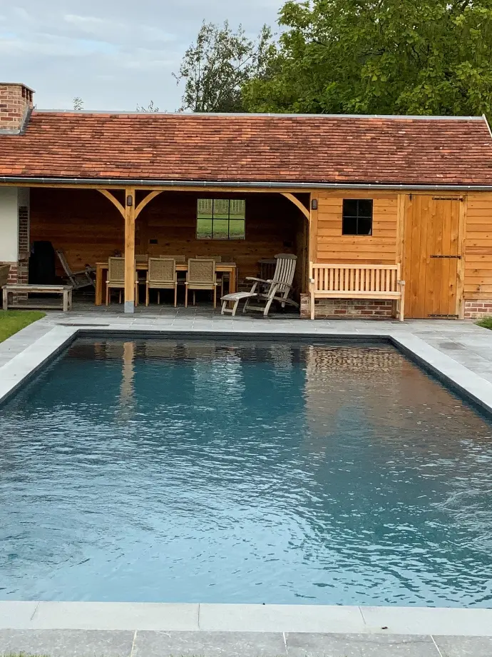 Piscine haut de gamme avec pool house en bois naturel — Le Petit Baigneur
