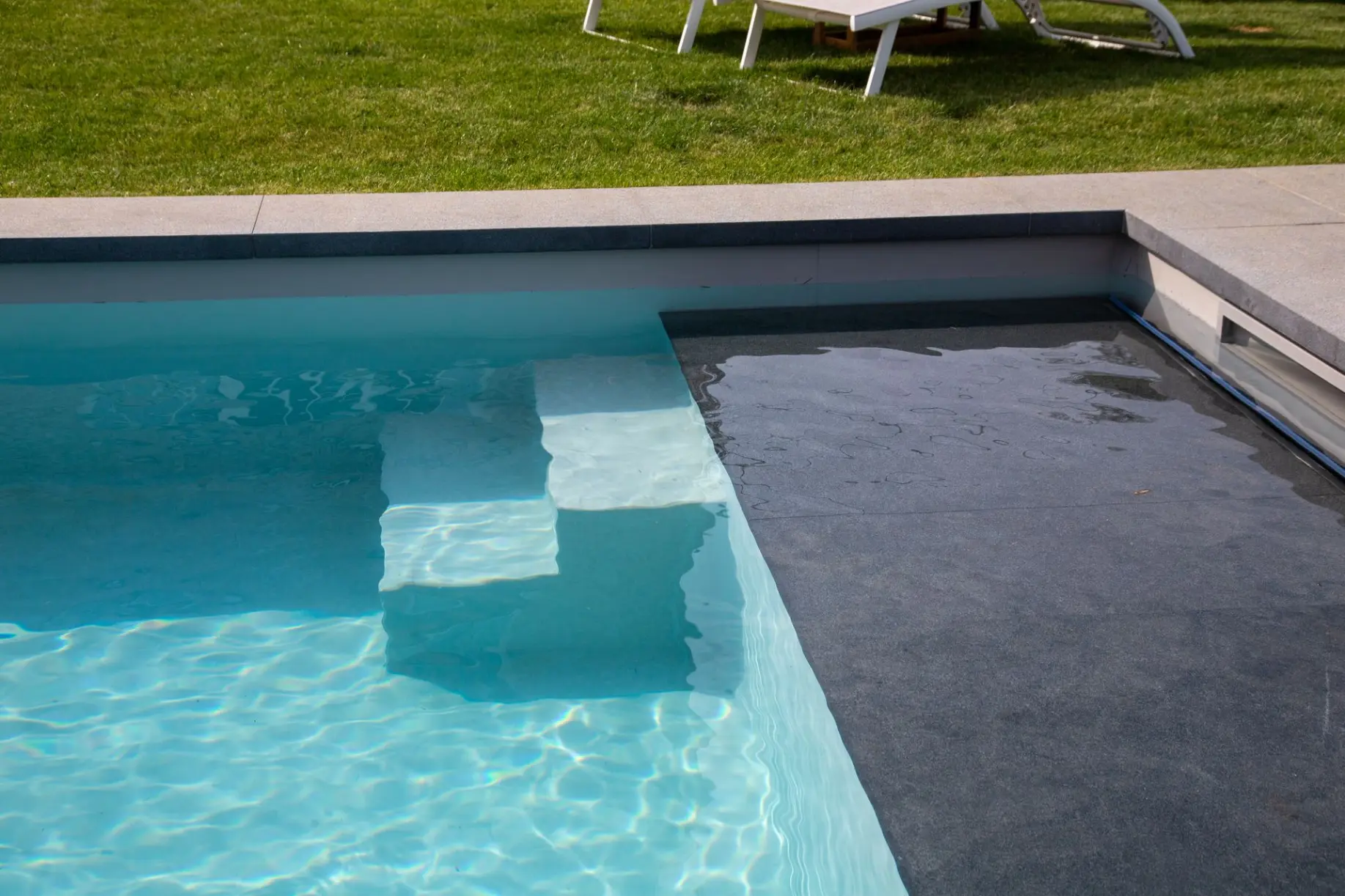 Piscine avec banquette et margelle anthracite — Le Petit Baigneur