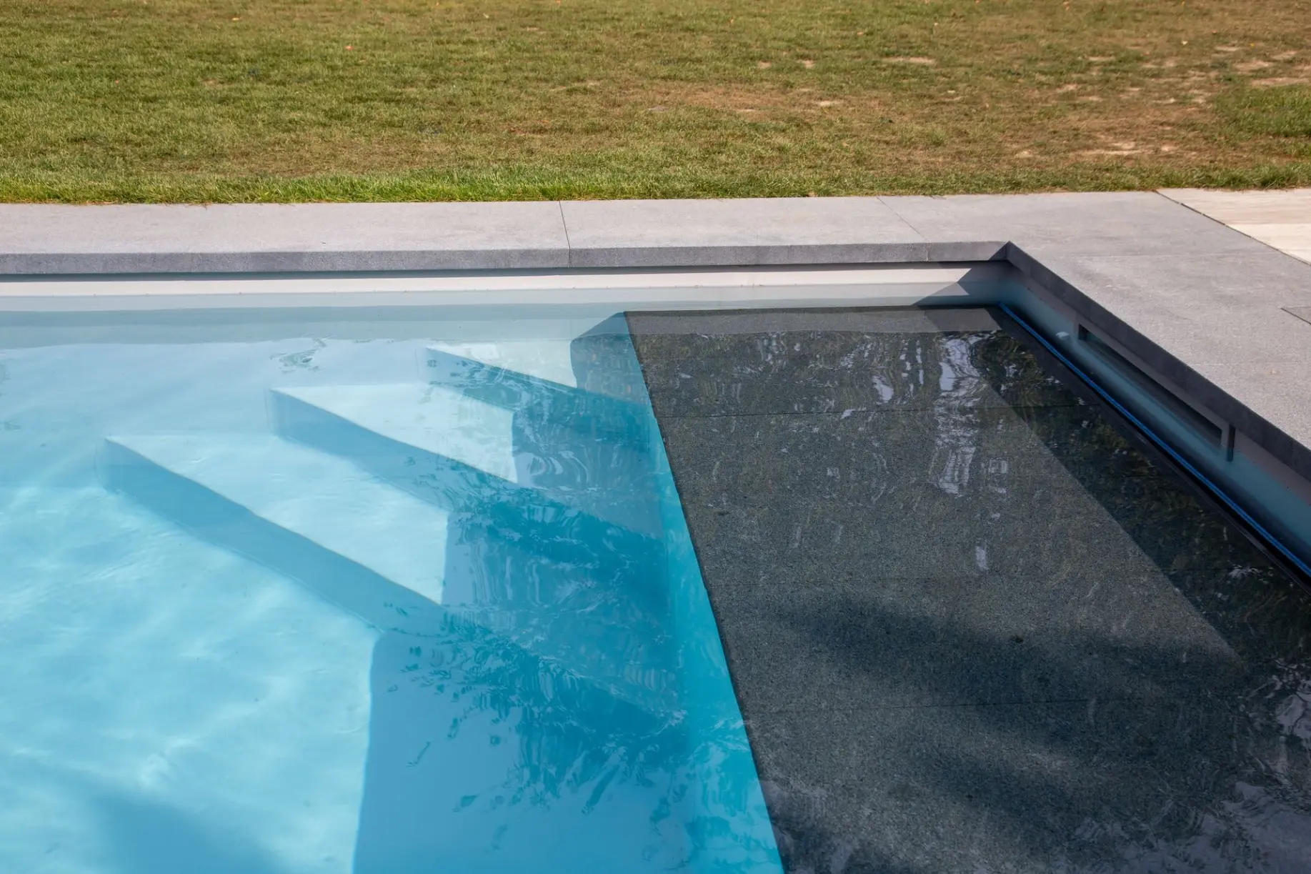 Piscine moderne avec margelles grises — Le Petit Baigneur