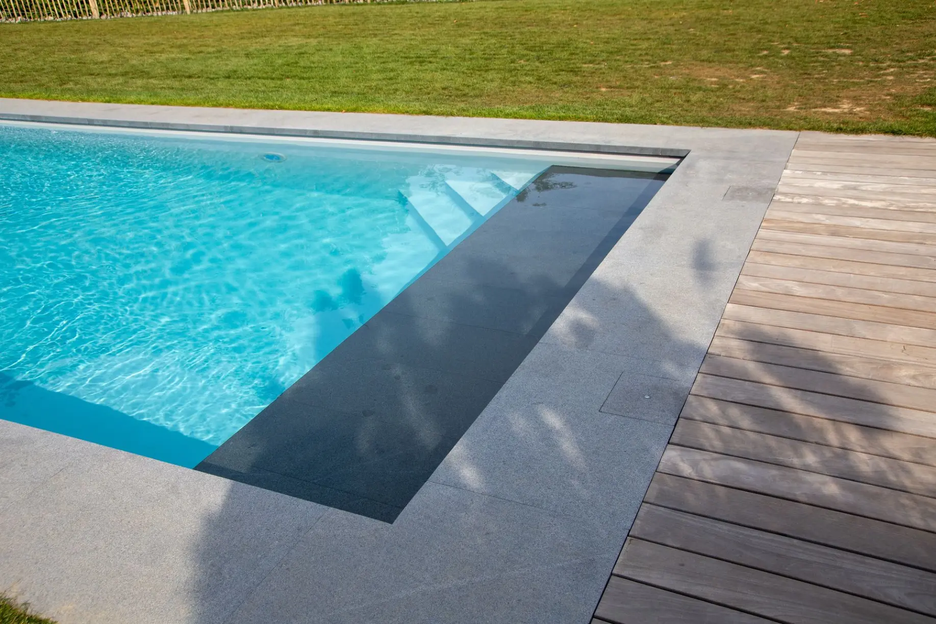 Piscine contemporaine avec escalier immergé et bois clair — Le Petit Baigneur