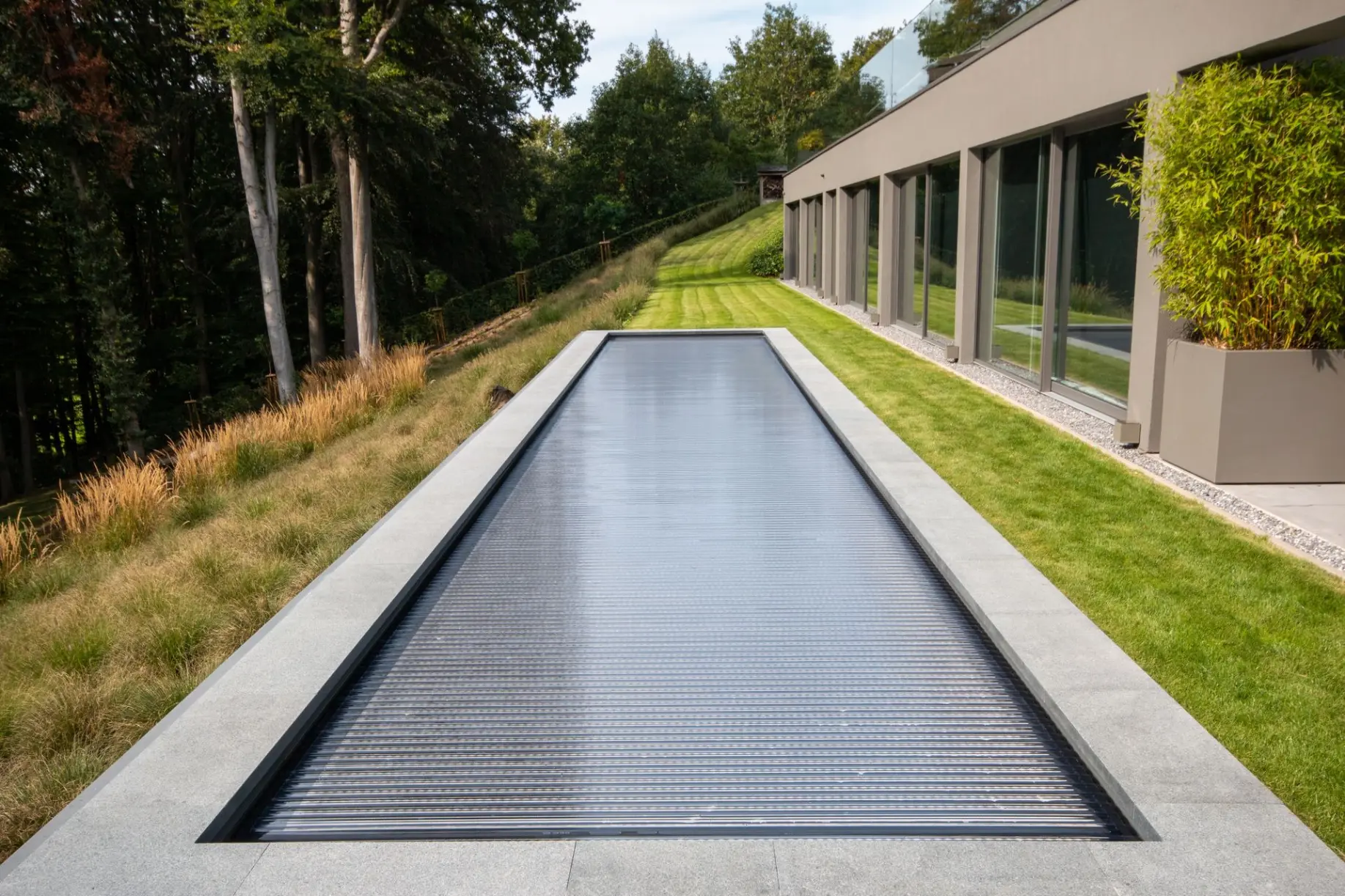 Couloir de nage moderne avec revêtement anthracite — Le Petit Baigneur