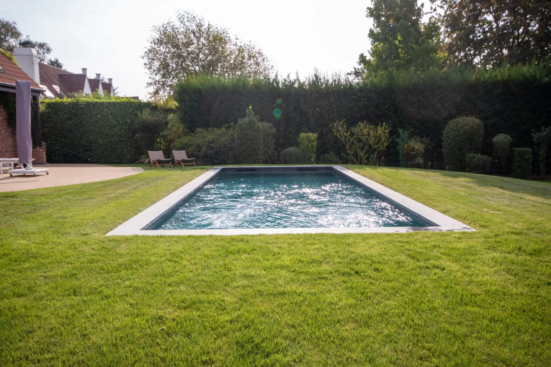 Piscine design avec escalier intégré et pelouse verte — Le Petit Baigneur