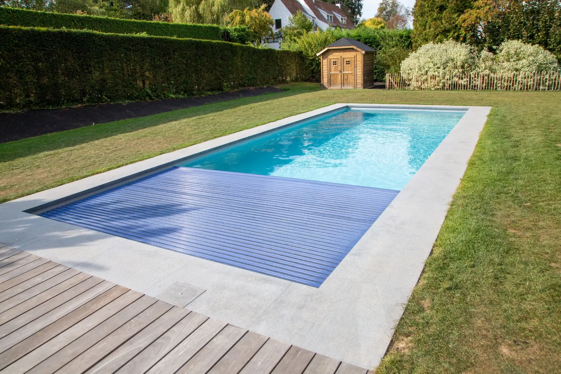 Piscine moderne avec volet semi déployé - Le petit Baigneur