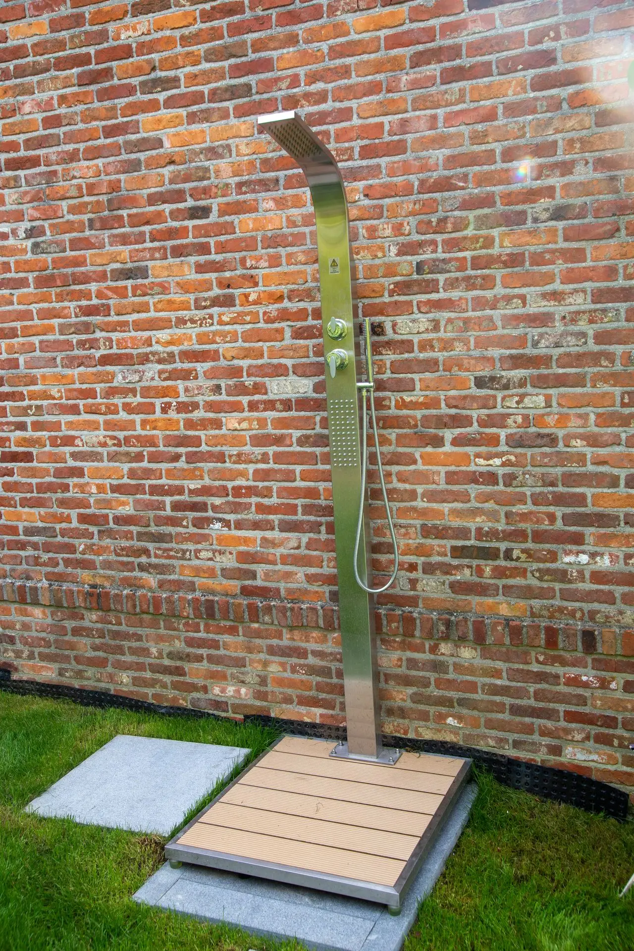 Mur en briques et système de tuyauterie pour piscine — Le Petit Baigneur