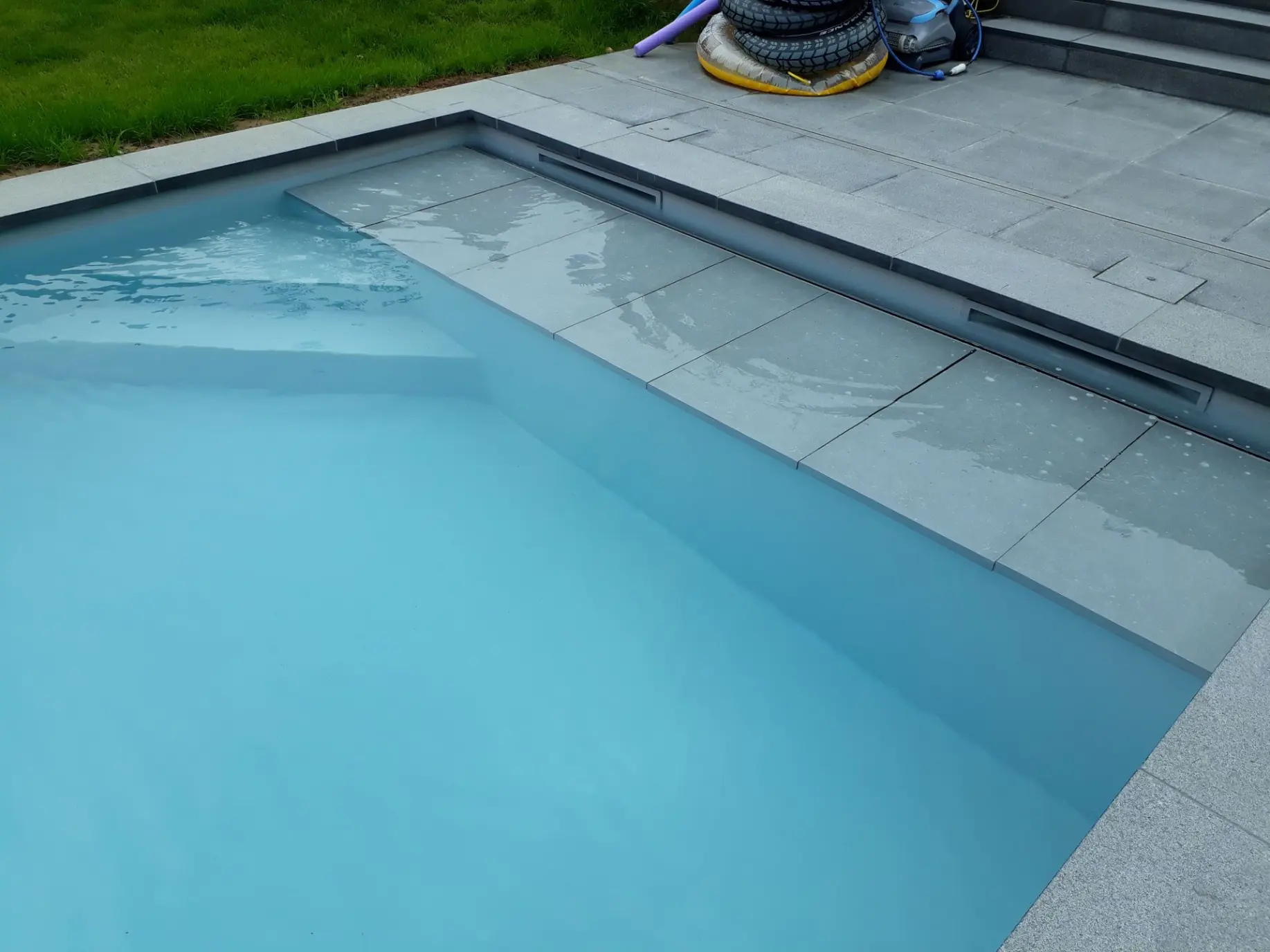 Piscine avec membrane blanche — Le Petit Baigneur