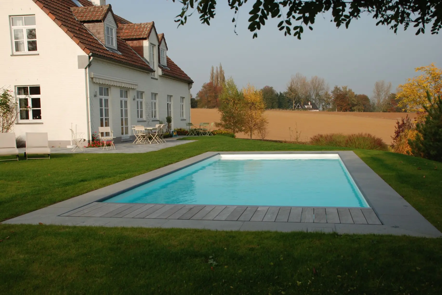 Piscine classique devant une maison de campagne — Le Petit Baigneur