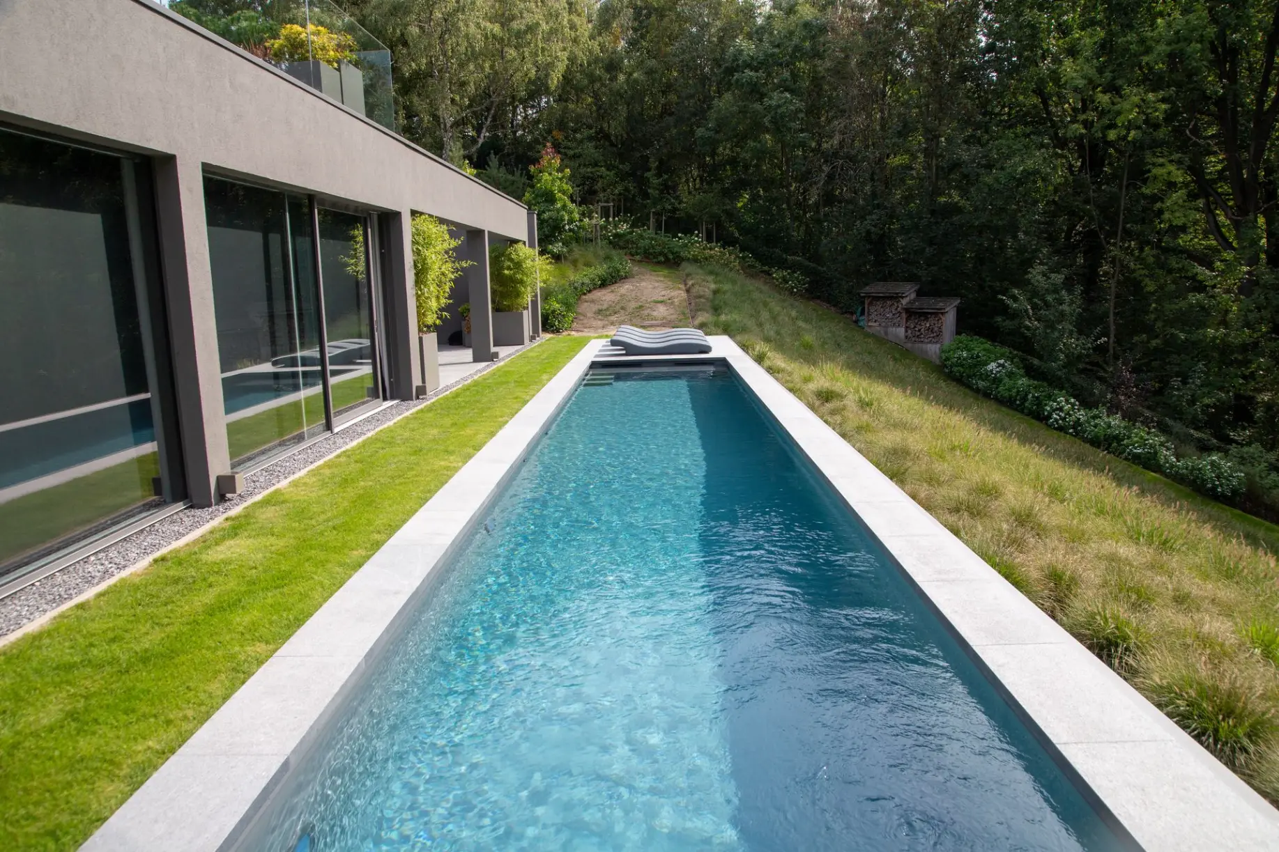 Piscine paysagée au design élégant entourée de nature — Le Petit Baigneur