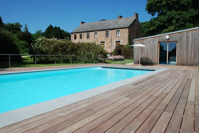 Piscine à débordement dans un jardin paysager — Le Petit Baigneur