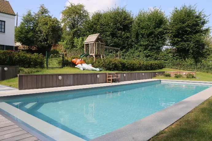 Piscine moderne et bassin turquoise — Le Petit Baigneur