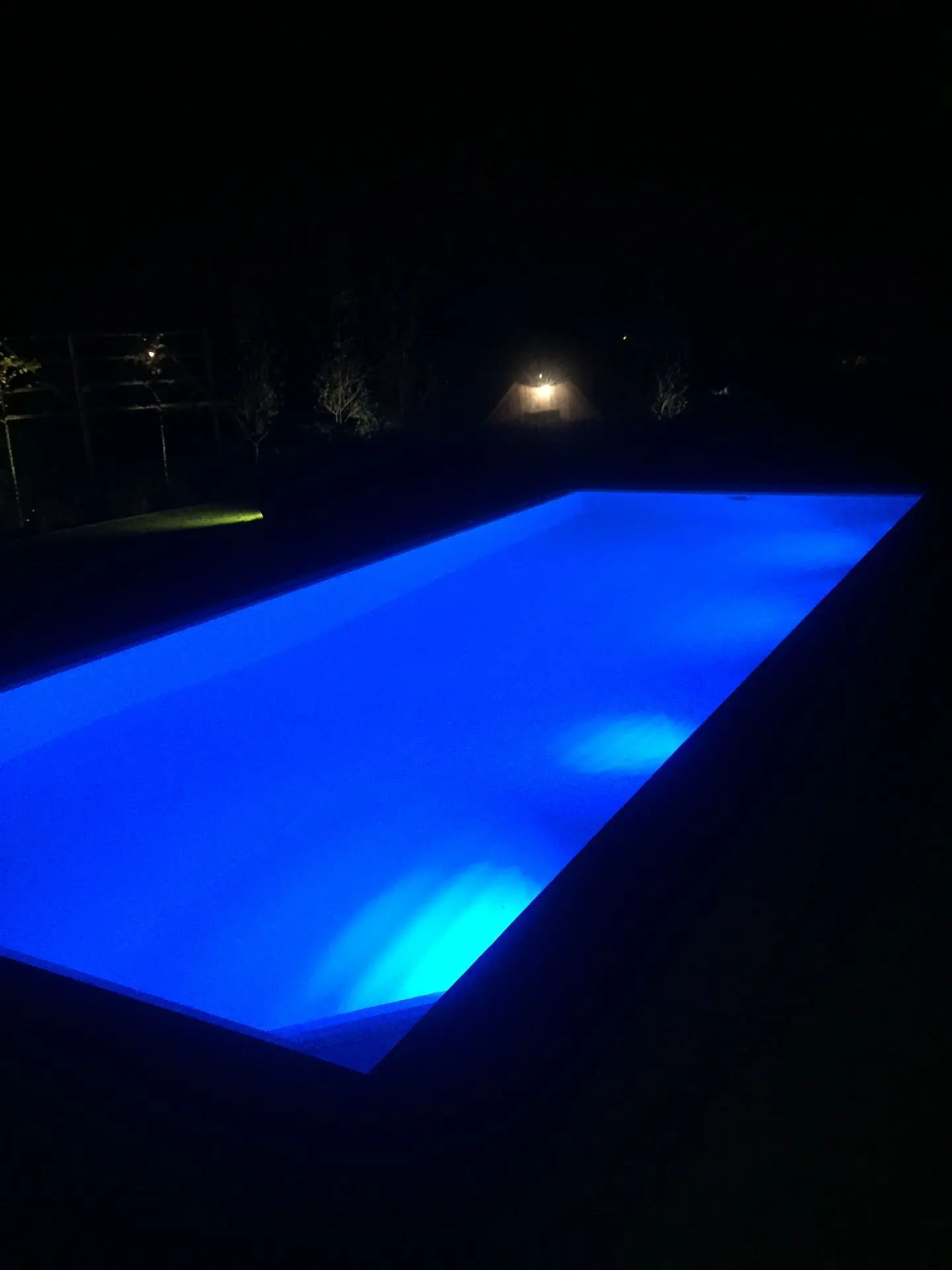 Piscine moderne avec décoration led sous l'eau