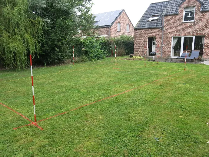 Marquage au sol pour future piscine – Étude d’alignement avec la maison