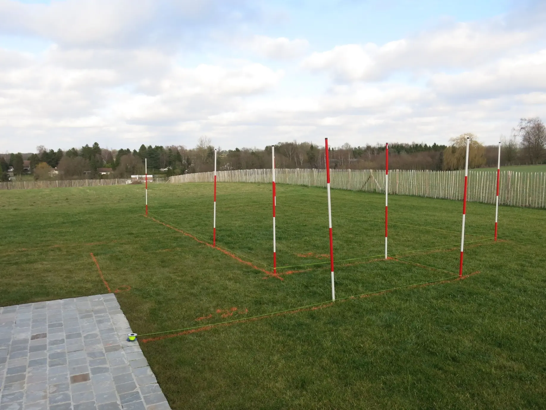 Traçage de plusieurs piscines sur grand terrain dégagé – Étude comparative d’implantation