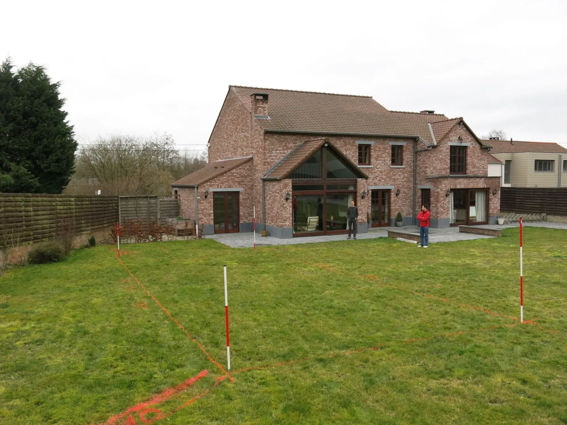 Étude d’implantation piscine – Maison en briques avec grande baie vitrée