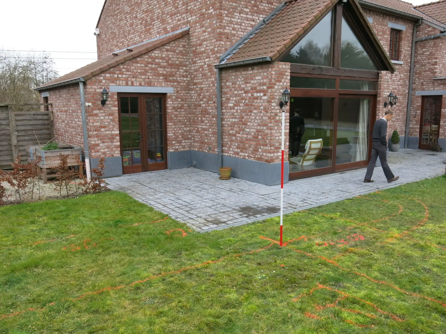 Marquage de piscine à proximité d’une terrasse – Début du chantier
