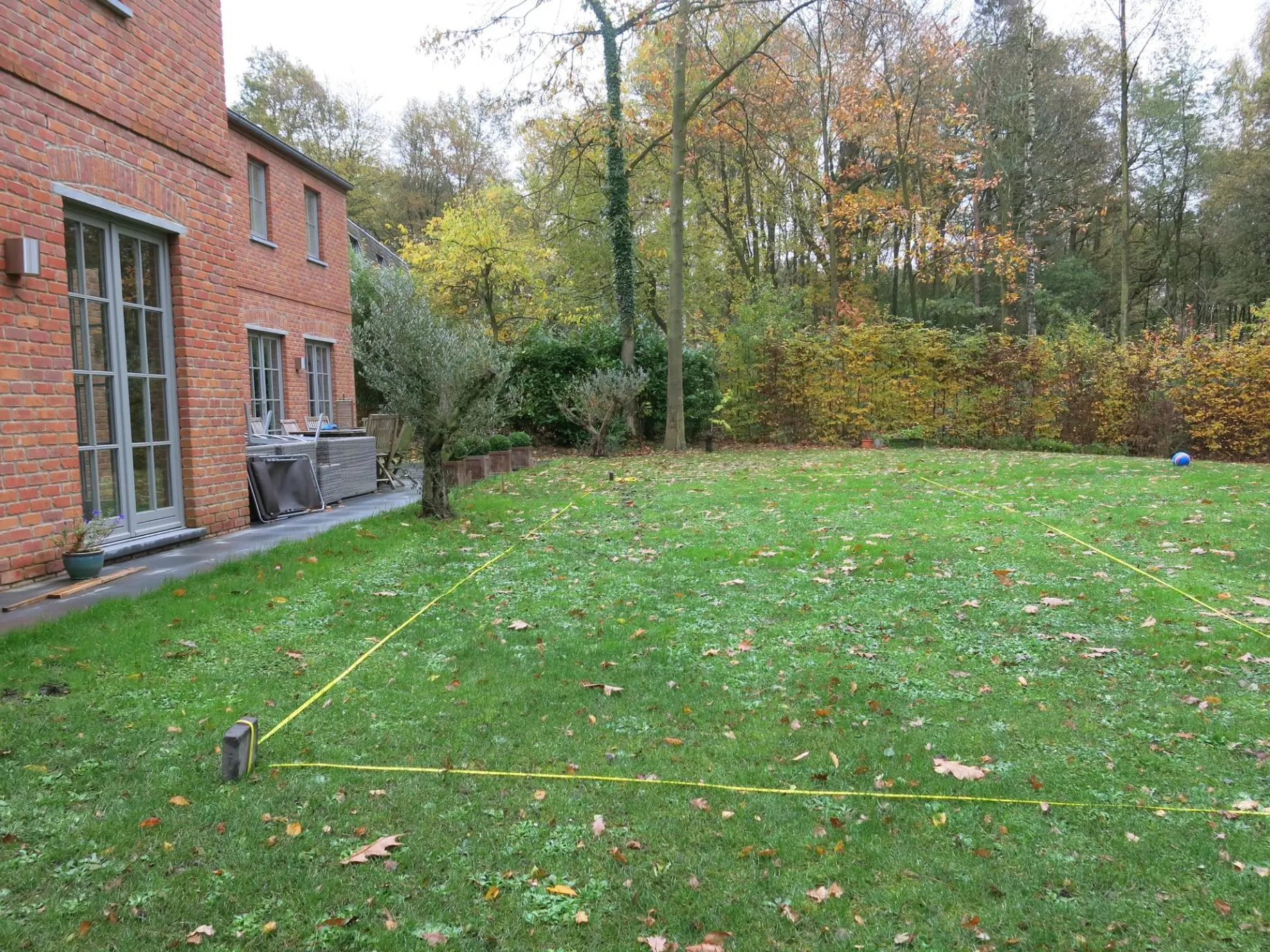 Implantation piscine en bordure de terrasse – Maison contemporaine en briques