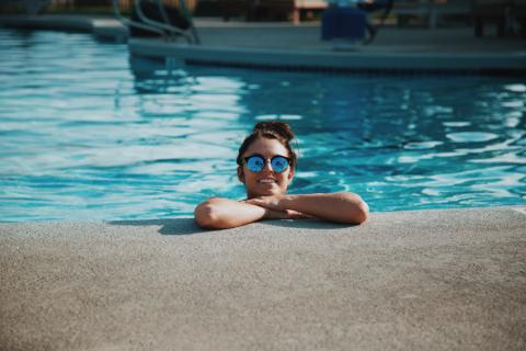 Baignade dans une piscine propre et claire – entretien courant du bassin, contrôle du pH et filtration